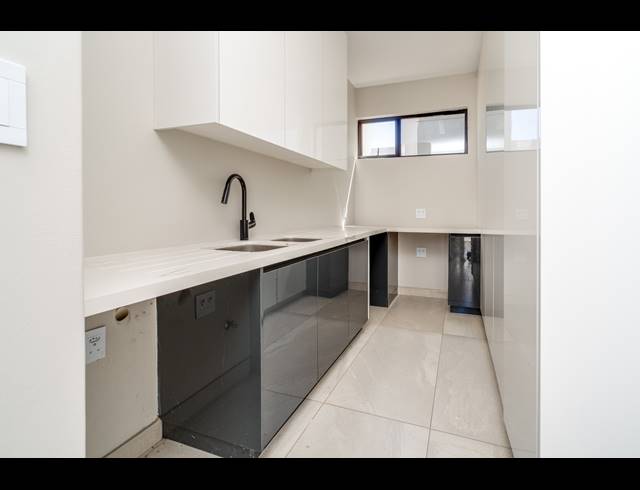 5 BEDROOM HOUSE FOR SALE IN BRYANSTON